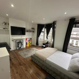 Massive cozy room with shared bathroom