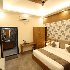 Sb Resort Rooms and Restaurant, hotell i Juliāsar