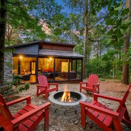 Romantic Luxury Cabin Hot Tub Bed Swing Spa, hotel u gradu 'Broken Bow'
