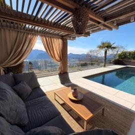 FAMlLY APARTMENT WITH PRIVATE OUTDOOR POOL, khách sạn ở Cademario