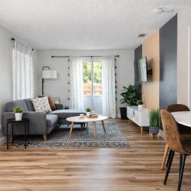 Private Yard Escape - 8 Min to Beach - Quiet &Stylish، فندق في لارغو