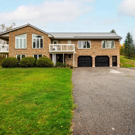 Serene Paradise - Farmhouse with Pond & Hottub, hotel a Shelburne