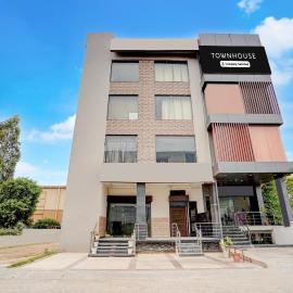 Super Townhouse by OYO Cosmo Mall Zirakpur Formerly R K Residency