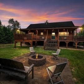 7SD Cozy Log Cabin near Bretton Woods with Hot Tub, Firepit, Private Year: Twin Mountain şehrinde bir otel