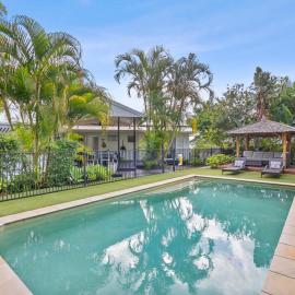 Tropical Oasis: Heated Spa, Pool & Huge Decks