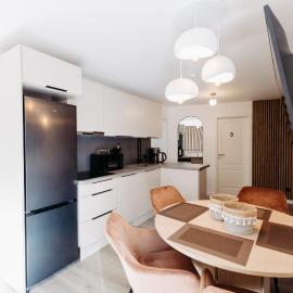Neues Modernes Apartment, 3 Zimmer, 7 Betten, Küche, 1,5 Badezimmer