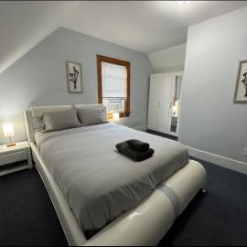 -No55- Lovely Large Room in a House - 10 min to Green Line and Red Line T Stations & Tufts University - Centrally Located at Somerville Boston, Hotel in Somerville