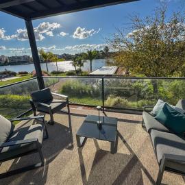 Lakefront Studio - Heated Pool & Gym 5 min airport