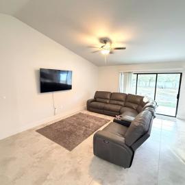 Urban Comfort, Country Peace, hotel in Lehigh Acres