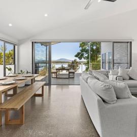 Pelican Retreat - Pet Friendly - Absolute Waterfront
