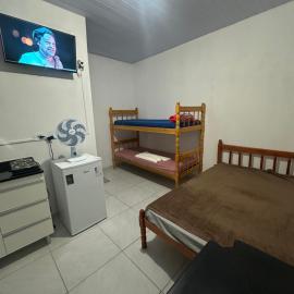 NOVO, Apto Completo com Cozinha, Banheiro privativo, Internet rápida e Estacionamento, hotel a Paranaguá