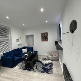 Stylish 2BR Duplex - Central & Spacious, hotel in Sunderland