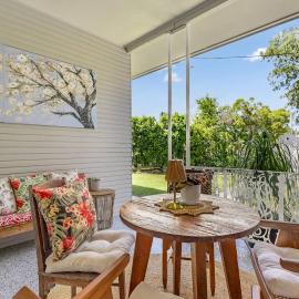 Black Duck Cottage - Coastal Heritage near Marina, hotel di Urangan