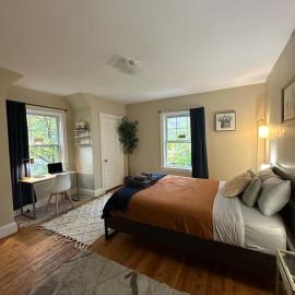 -No30- Enjoyable Spacious Room in a House - Steps away from Harvard Square & Red Line T Station at Cambridge Boston, hotel in Cambridge