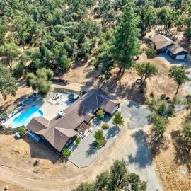 Yosemite Sunrise Retreats - 2 Homes, 4000 Sqft, Epic Family Reunion, hotel in Mariposa