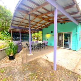 Lakeside 3-BR Forest Cottage, hotel in Laurieton
