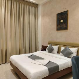 Hotel Raas Vrindavan, hotel en Laling