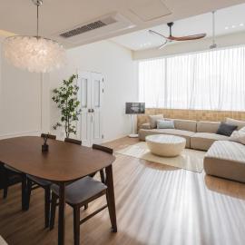 stay peaches Gyeongju l 10 people l 3 minutes to Wangnyeong l 5 minutes to Hwangnidan-gil l 5 beds l 30 pyeong private house l 스테이피치스 경주