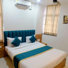 Hotel Lotus Suites, hotell i Miraj