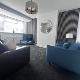 3 bedroom home from home, hotel in Brislington
