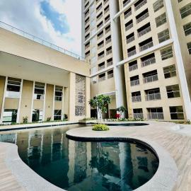 The Grand Palm Retreat with Skyline Suit in GIFT City, 2BHK, Luxurious, Pool, AC, Wifi, hotel in Gandhinagar