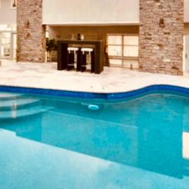 Spacious Luxury Home w Pool Sportscourt Forest Water City Views, hotel u gradu Forestville