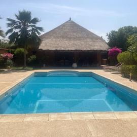 Superbe villa avec piscine privée à 500m de la plage à Nianing, hotel em Nianing