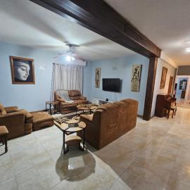 Cozy Groundfloor 2BR Getaway in Old Harbour, hotel Spanish Townban