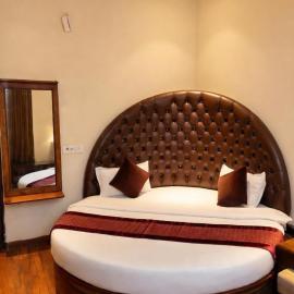 Jāmb에 위치한 호텔 Hotel WoodCresstt Zirakpur !! Budget Friendly Stay With Airport Access