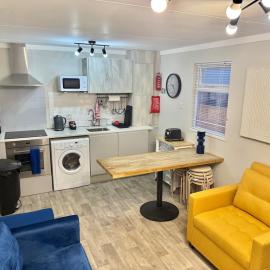 7-bed Compact Chalet Near Glasgow Sleeps up to 14 - Maryville Caravan Site Uddingston, Glasgow, hotell sihtkohas Uddingston