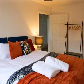 Spacious 3-Bedroom Rainham Home, A Place to Rest, A Place to Reconnect, Parking, Free WiFi, hotel i Swindon
