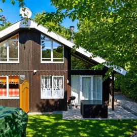PREMIUM-Ferienhaus für 5 Gäste - Sauna, Wald u. Berge Extertal-Ferienpark #49, hotel Extertalban
