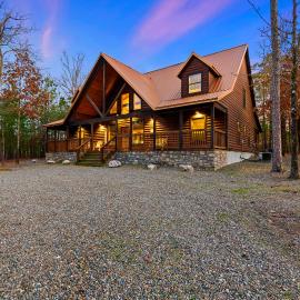 Wide Glide Lodge - In-home Movie Room, Hot Tub and Large 1-acre property with Playset