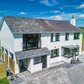 Luxe Escape with Hot Tub, Games Room and 10 min to Sea