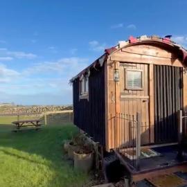 The Black Sheep Shepherd's Hut, hotel a Prestrie
