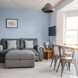 Barry Island Beachfront Apartment - Stunning Bay Views and Private Parking, hotel in Barry