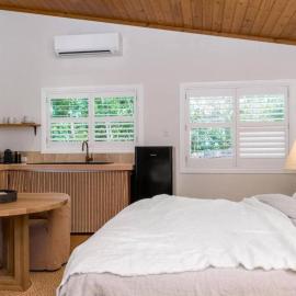 Sanctuary Spaces - Sunset Bungalow 101, hotel in Byron Bay