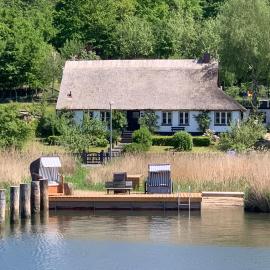 Seedorf Hideaway, Reethaus mit Garten und Privatsteg, Kamin, Sauna und Hot Tub, hotelli Ostseebad Sellinissä