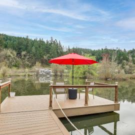 Viesnīca Private Pond & Dock! Cozy Cabin in Southern Oregon pilsētā Oakland