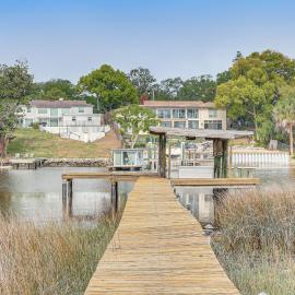 Dock! Waterfront Retreat 5 Mi to Dtwn Jacksonville, Hotel in Jacksonville