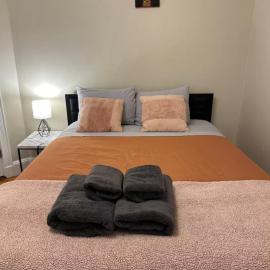 -No29- Relaxing Room in a House - Steps away from Harvard Square & Red Line T Station at Cambridge Boston, hotel in Cambridge