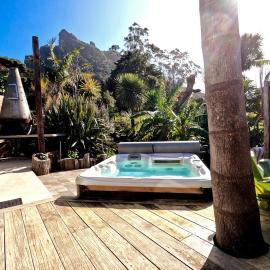 Banana hut- Adorable 1 bedroom oasis with private spa & sauna, hotel a Whangarei Heads