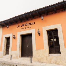 Hotel La Antigua Express، فندق في سان كريستوبال دي لاس كازاس