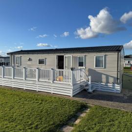 Beautiful Pet-Friendly Willerby Caravan at Hoburne Naish Holiday Park, Walk to Beach & Near New Forest