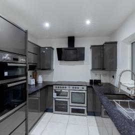 Modern 3 Bedroom House in Peterborough PE3 with Garden & Free Parking Near City Hospital Perfect for Contractors and Family with Long or Short Stay, hotel sa Peterborough