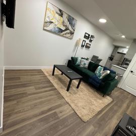 Private Stylish Suite, Just Bring Your Bags, Hotel in Edmonton