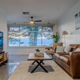 Largs Bay Jetty front Esplanade Stay - Koala Stay, hotel i Semaphore