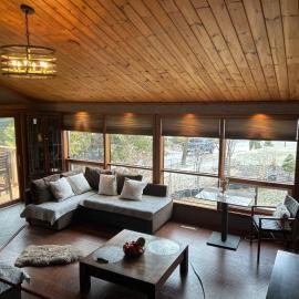 Bailieboro에 위치한 호텔 Chalet Style, Lakeview Cottage