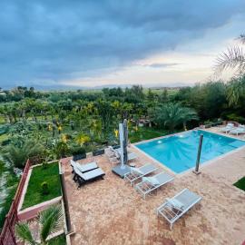 Villa Malika Private Luxury Villa Marrakech, hotel u gradu 'Tameslouht'
