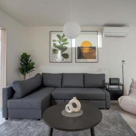 Modern 4BR Stay in Ozu Hachikubo for 11 Guests by Restavio, hotel in Ozu